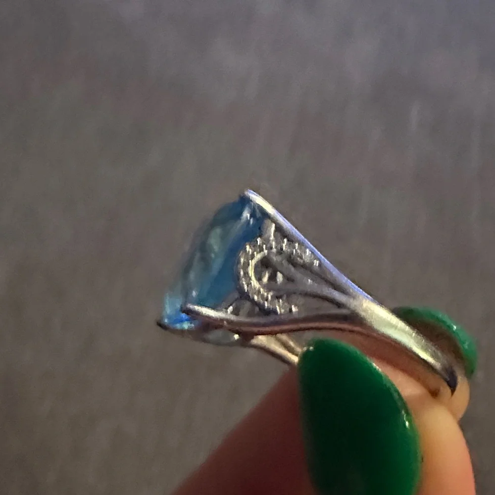 Cushion 3 karat Swiss Blue Topaz, 10K White Gold Ring. - Picture 4 of 8